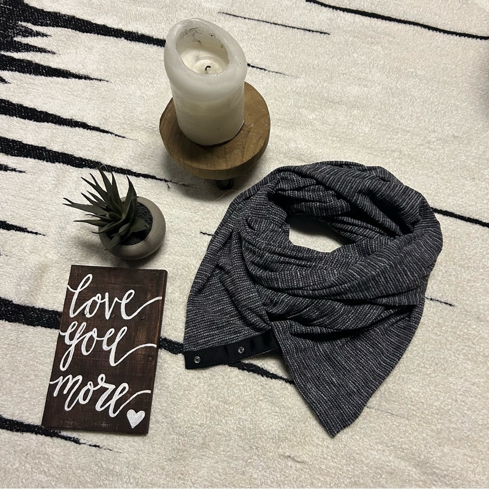 Lululemon Vinyasa Black/gray button scarf